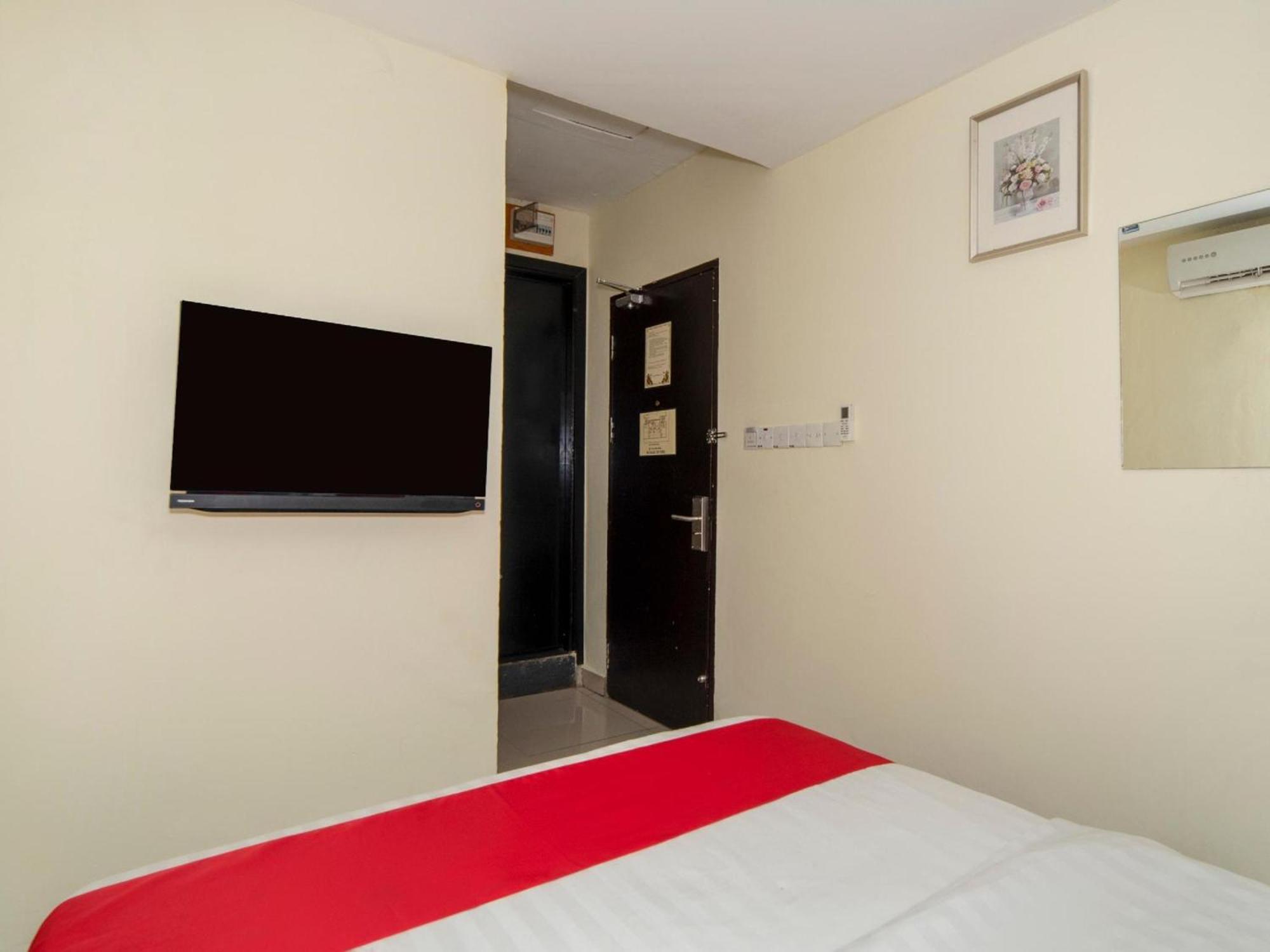 Super Oyo 89944 Hotel